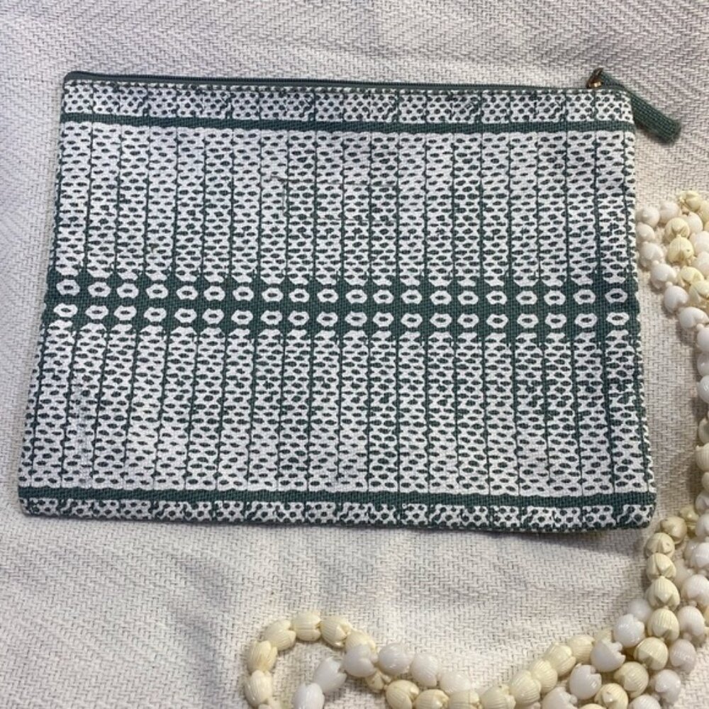 Manaola Clutch Purse NWOT beautiful teal and whites